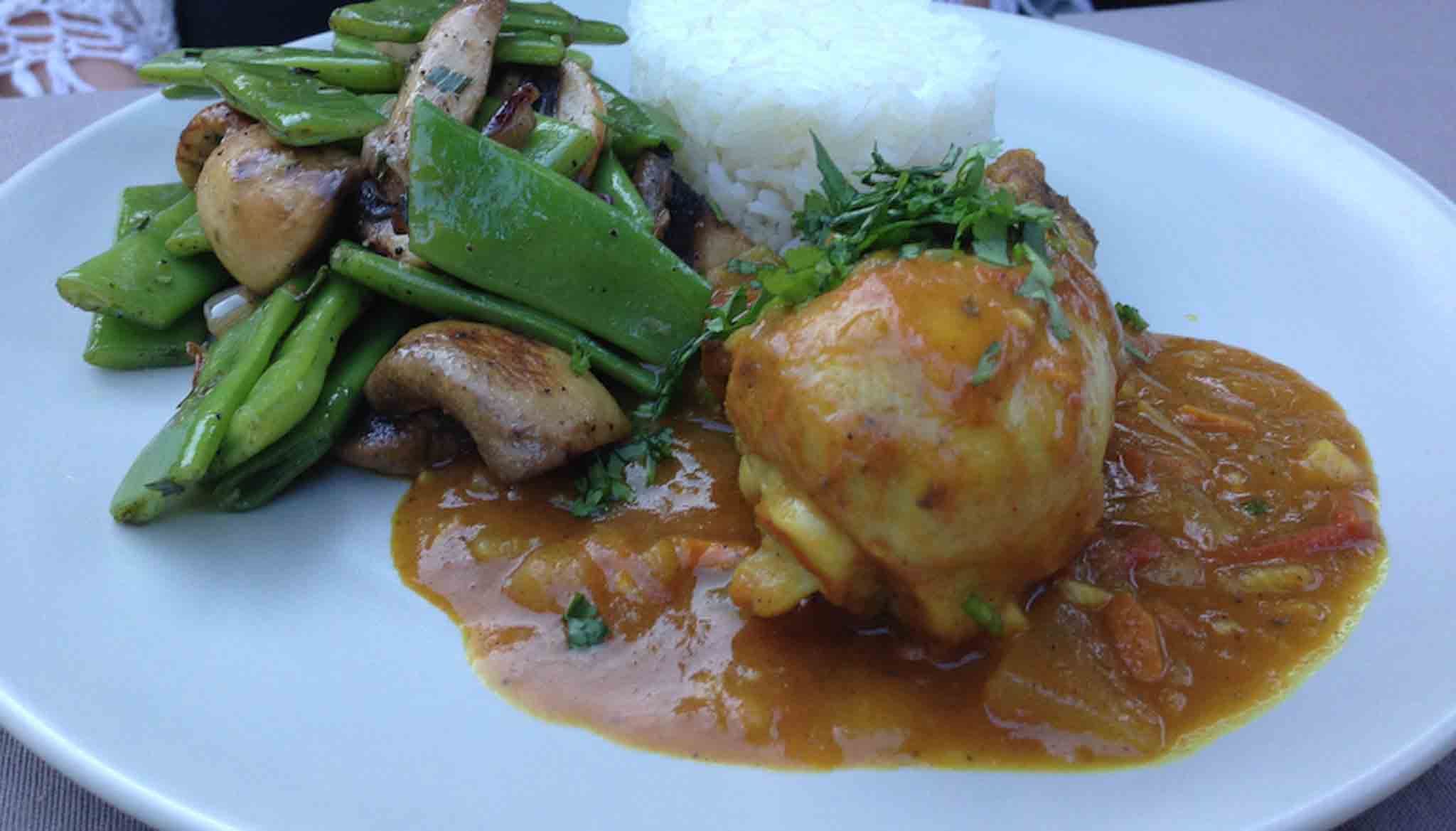 Rijstschotel met kipfilet, champignon en groenten.