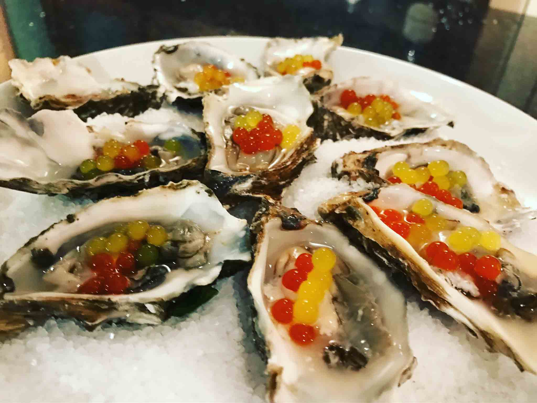Oesters met rode en gele bessen.