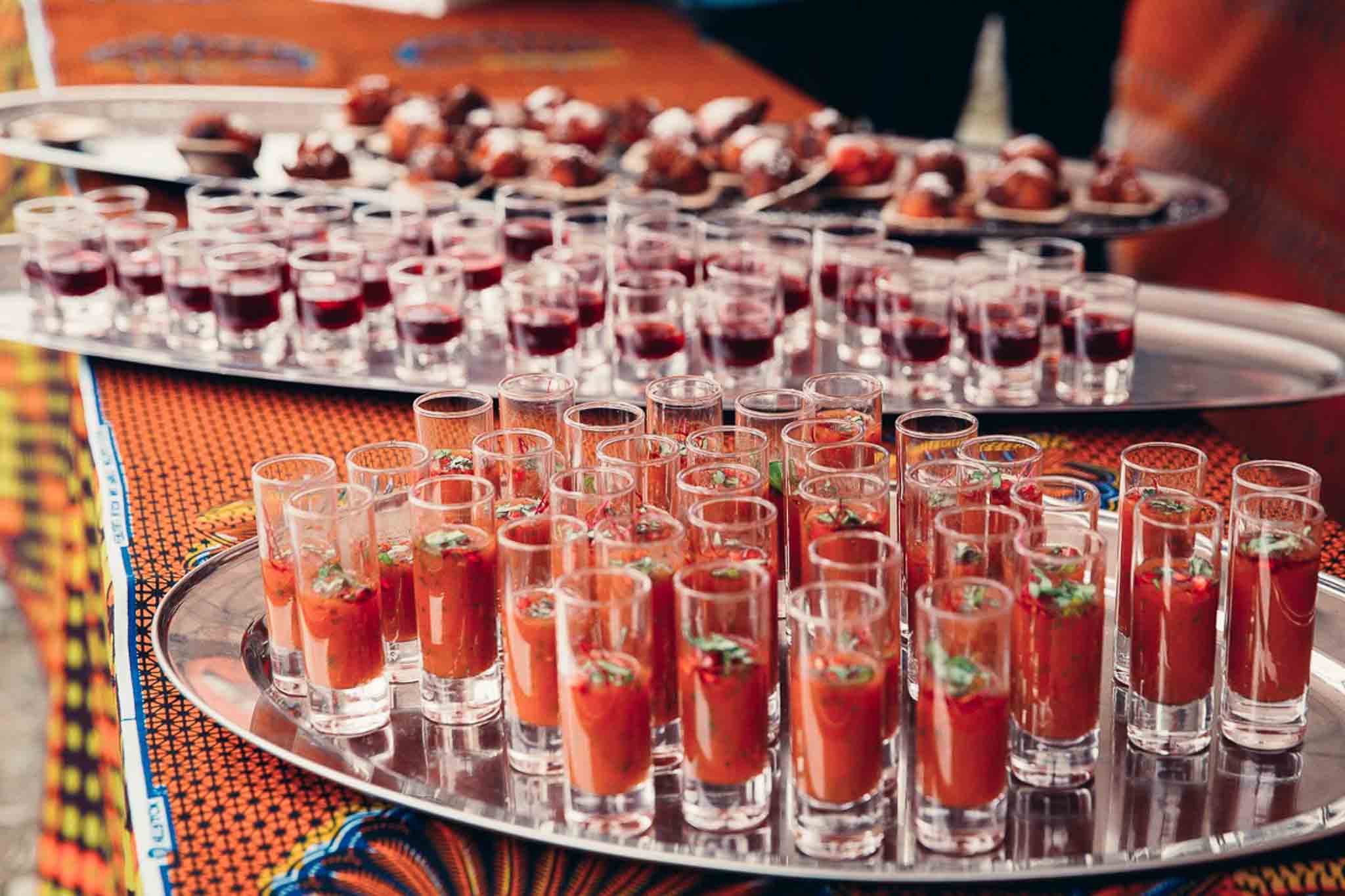 3 zilveren plakaten met op de eerste bloody marys, op de tweede alcoholische drankjes en op de derde muffins.