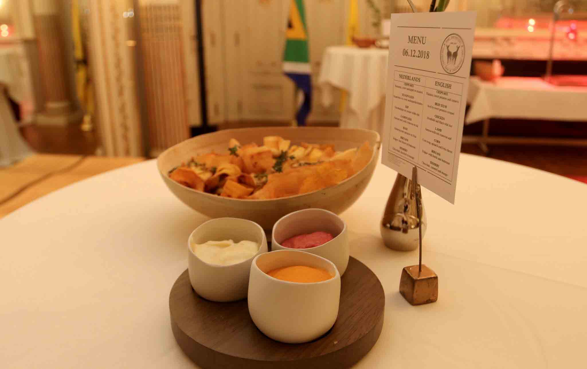 Chips mix met zoete aardappel, plantain en maniokbladeren met verse kruiden.
