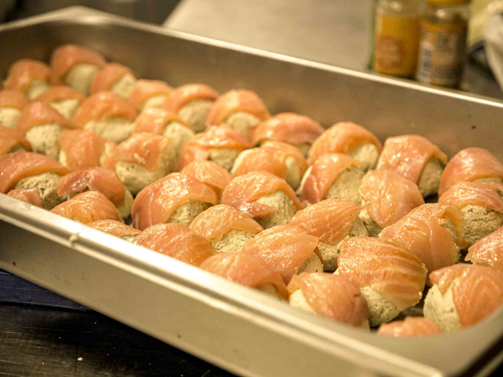 Stukjes zalm op kleine stukjes brood.