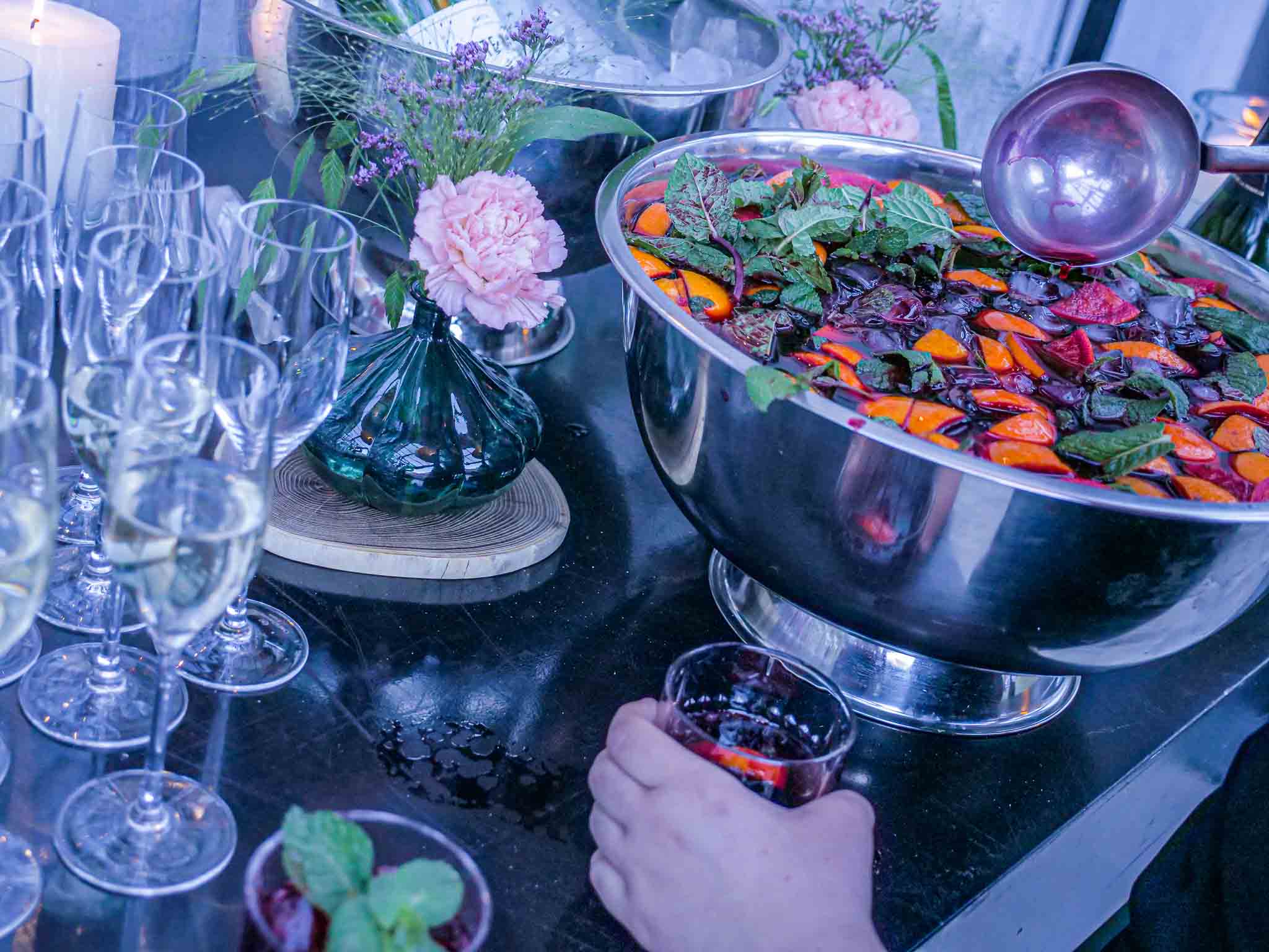 Glühwein in metalen kom wordt ingeschenkt in glas.