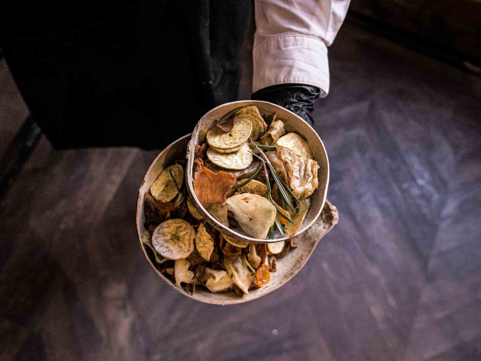 Recycleerbare kommetjes met groentjechips.