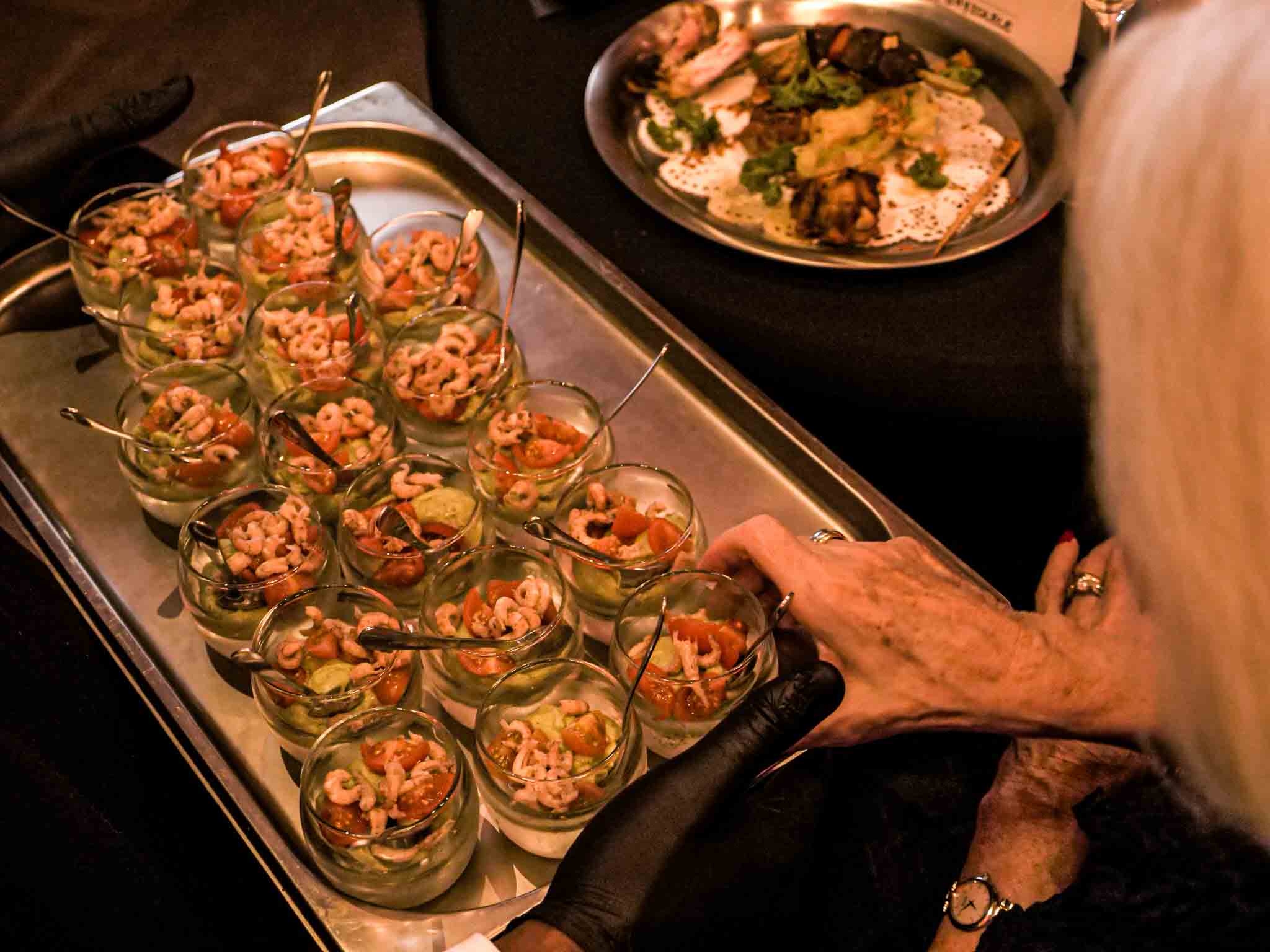 Een klant kiest voor een gezonde gerecht met scampi, snoeptomaatjes en een groentensausje.