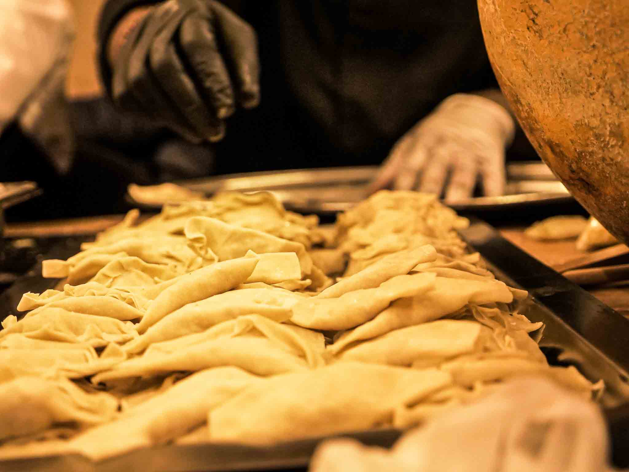 Chef bereidt pastagerecht met lekkere vulling.