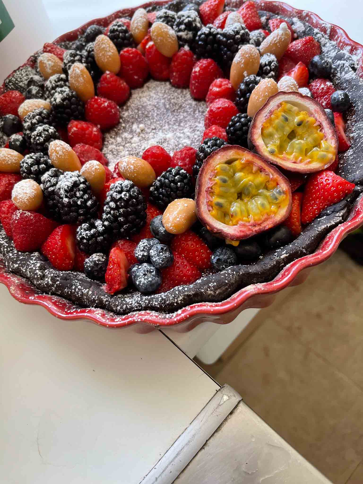 Chocoladetaart met vers fruit en bloemsuiker.