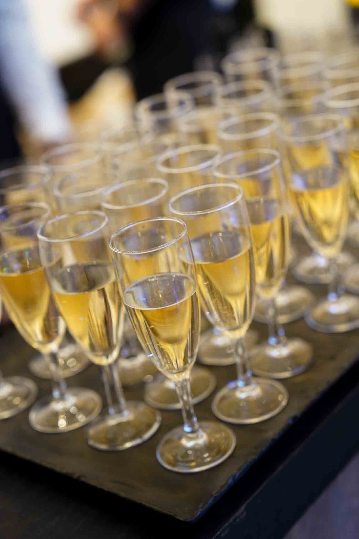 Grote hoeveelheid champagne glazen.