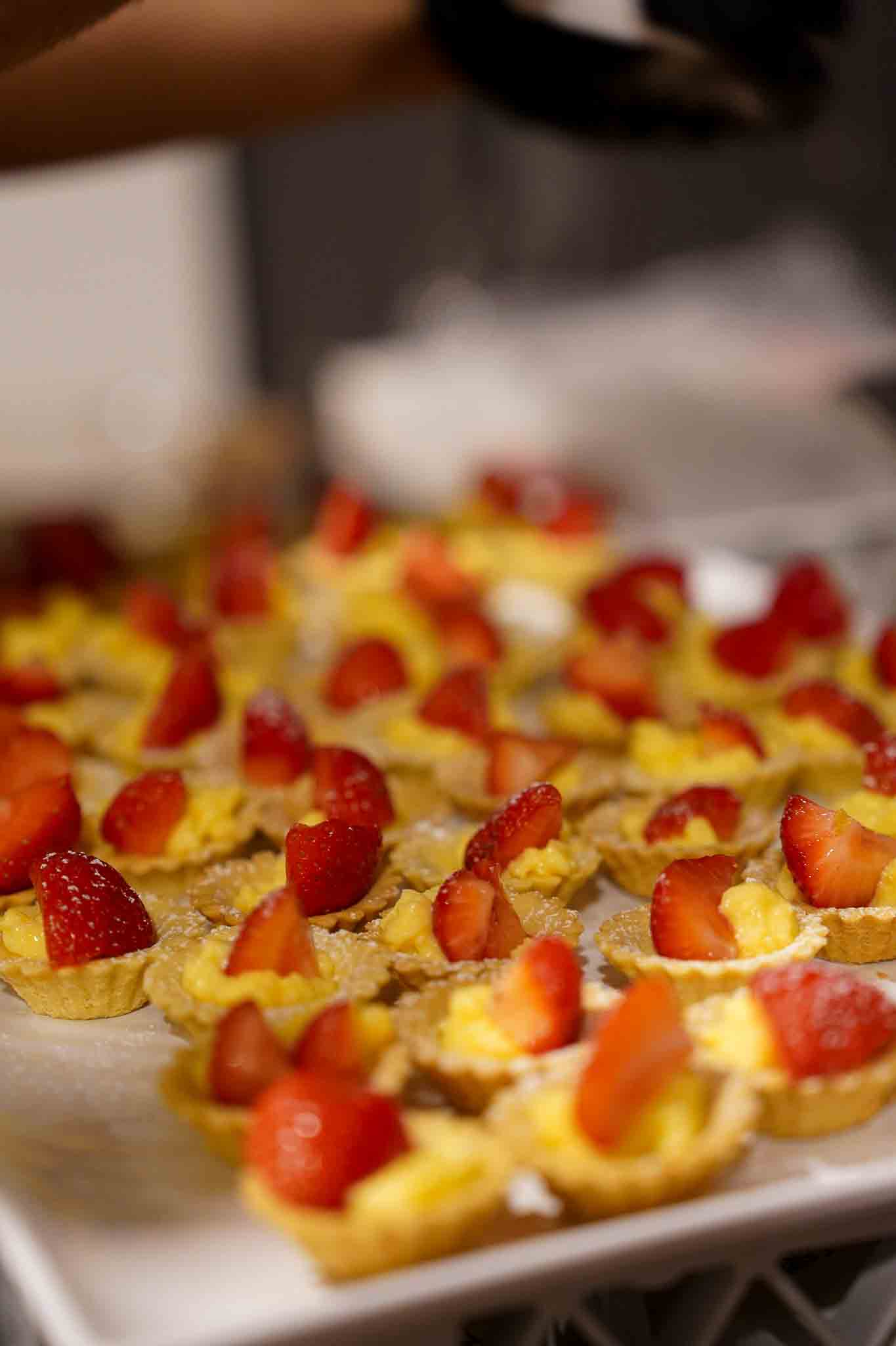 Custardtaartjes met aardbeien.