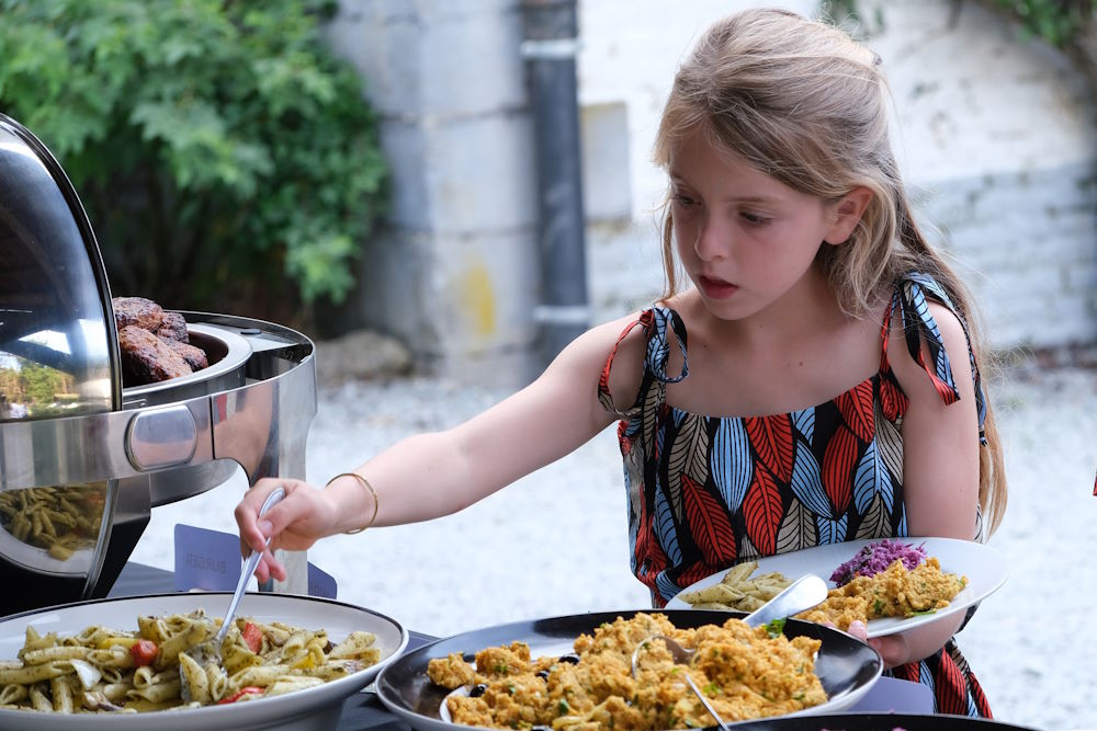 Kindje neemt iets om te eten